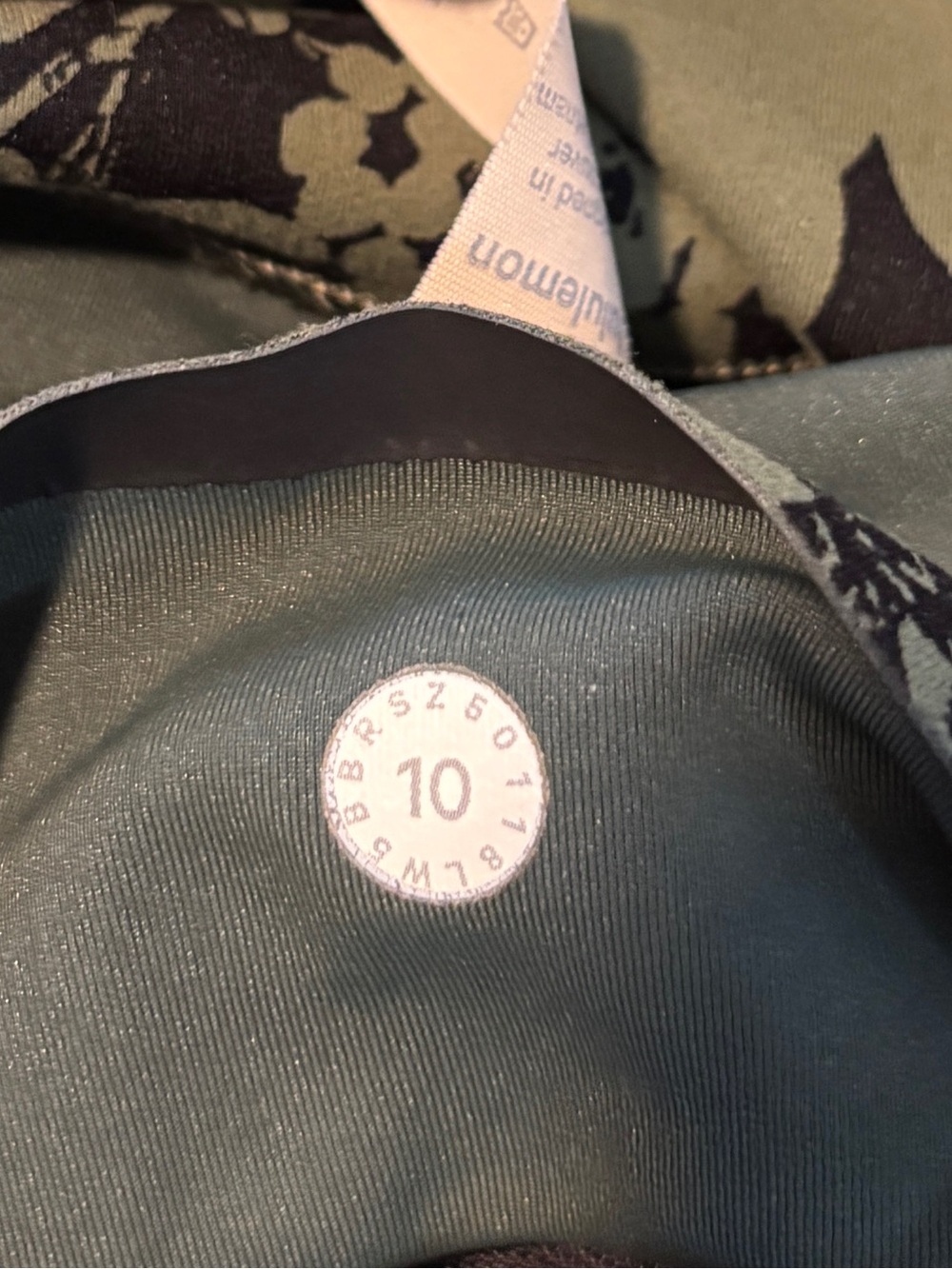 Lululemon In Movement 7/8 Tight Everlux Green Black Floral Size 10 - Picture 3 of 4